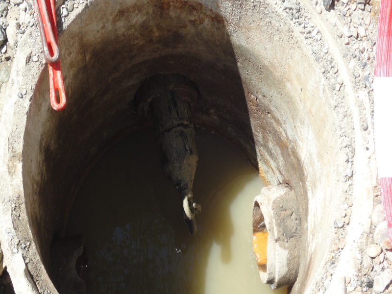 Das Seil angekommen im Schacht, the pipe reached the manhole © TERRA AG, Reiden, Switzerland
