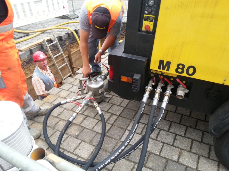 Öler am Kompressor angeschlossen, lubricator connected to the compressor © TERRA AG, Reiden, Switzerland