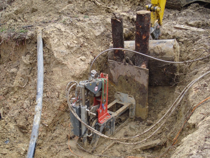 Cable Burster: HDPE Pipe Renewal with a chopper disc knife.