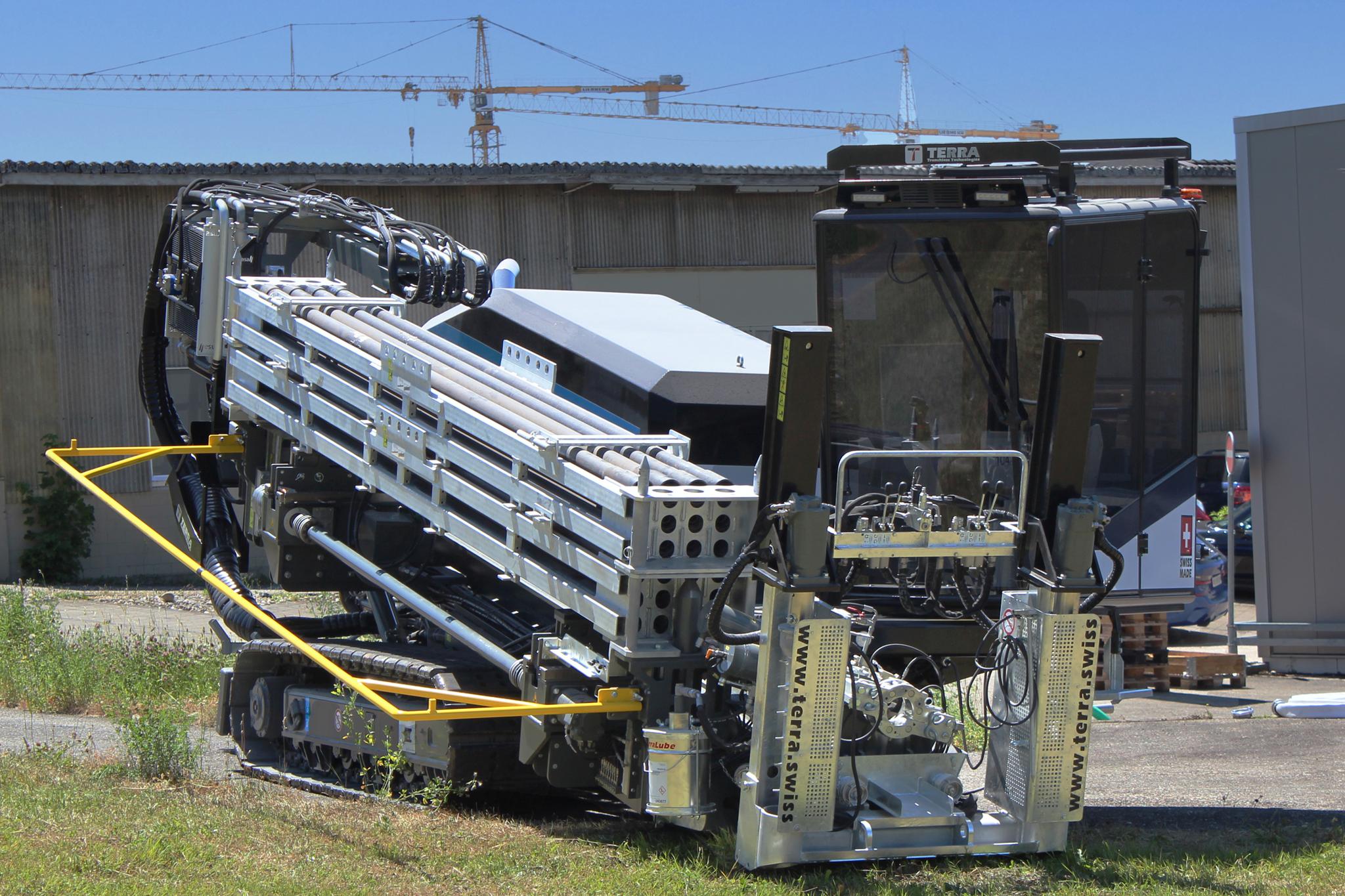 HYDRAULICALLY SWIVELLING COMFORT CAB 